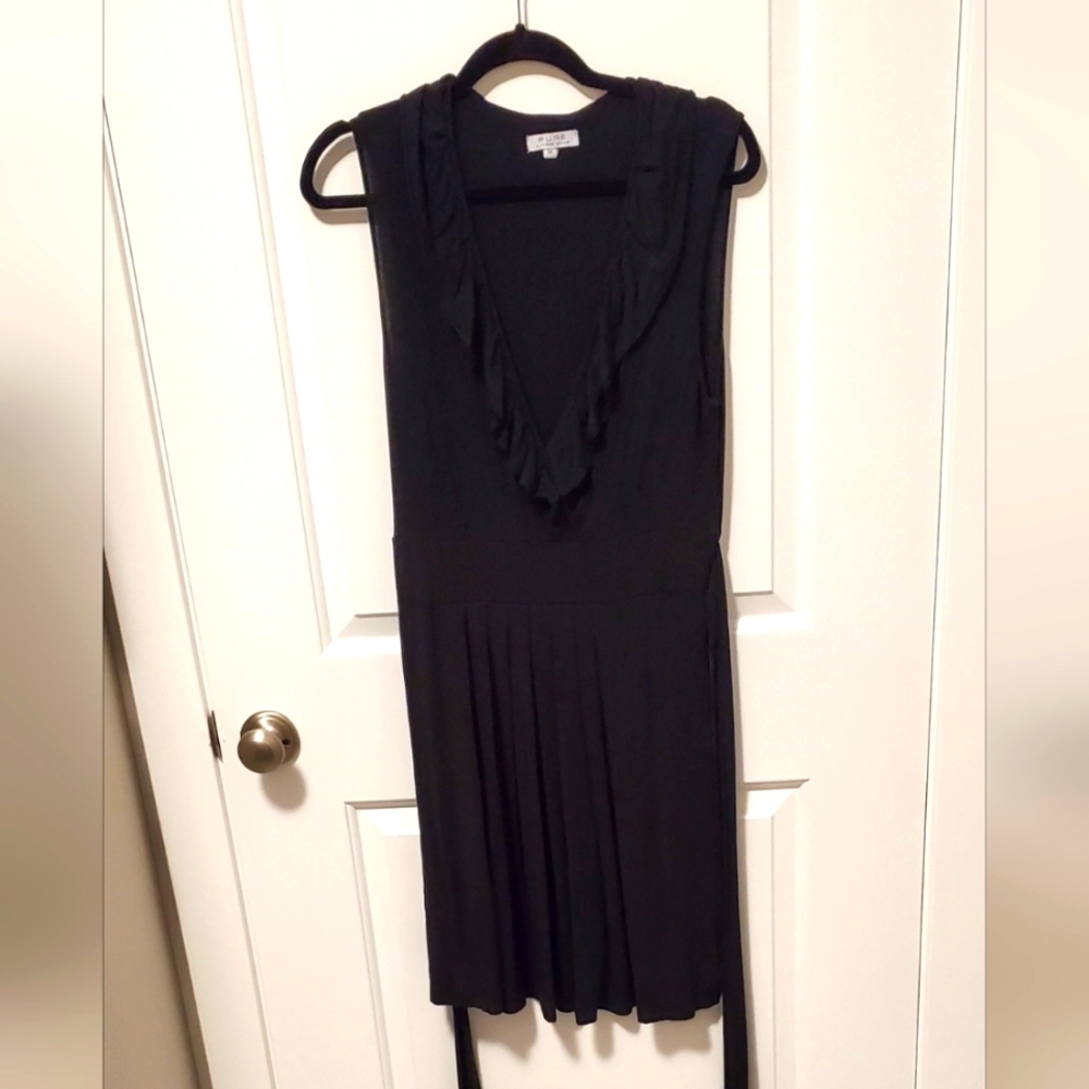 10 $30 🖤 black jersey knee length dress with ruffle v neckline
